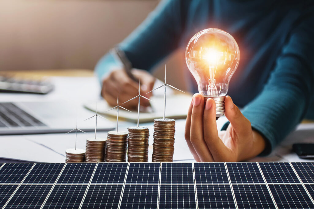 Granturi de investiții 50.000-500.000 euro pentru firme pentru panouri fotovoltaice și eficienșă energetică